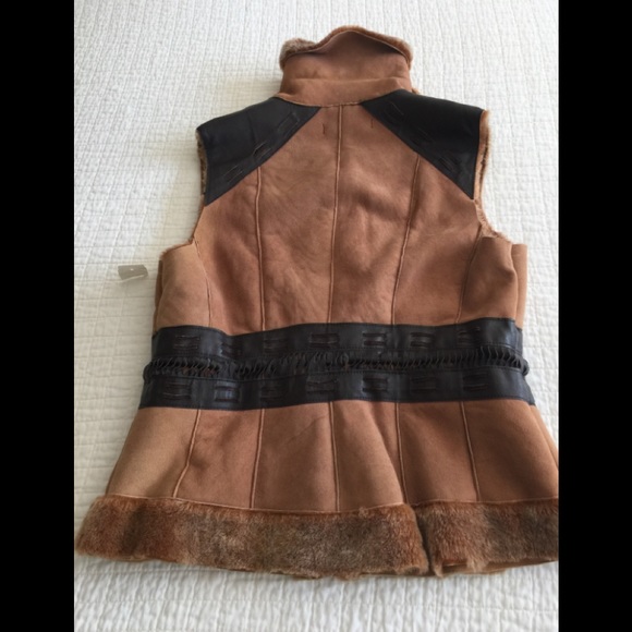 NWT Révue shearling vest w/brown leather accents & front tie closure - Picture 7 of 15